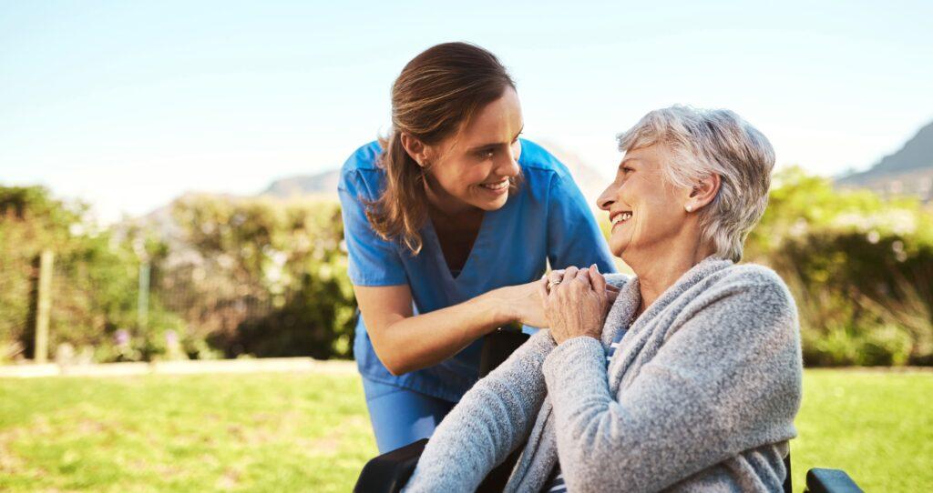 Krankenschwester und ältere Dame in der Natur