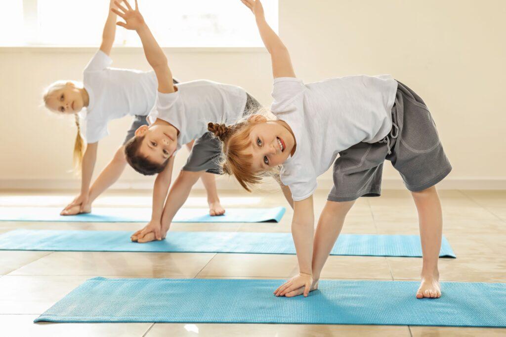 Kinder machen Yoga