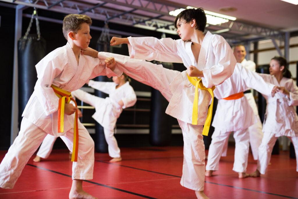 Kinder die Karate machen