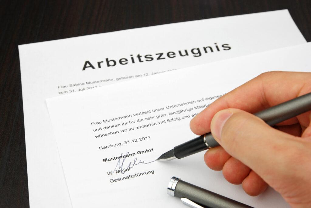 Arbeiszeugnis mit Hand