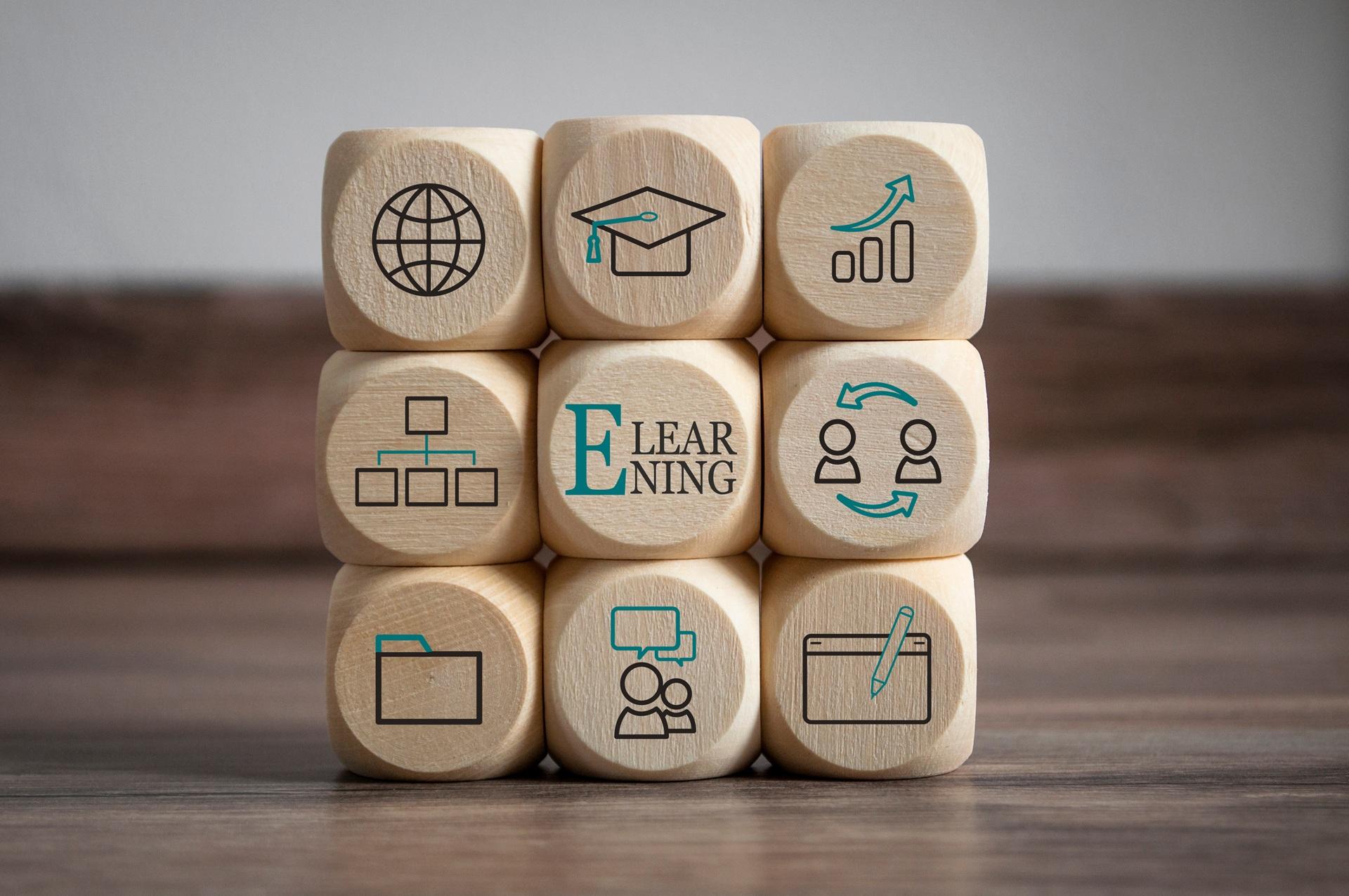 E-Learning Datenschutz mit Lernsymbolen auf Holzwuerfeln