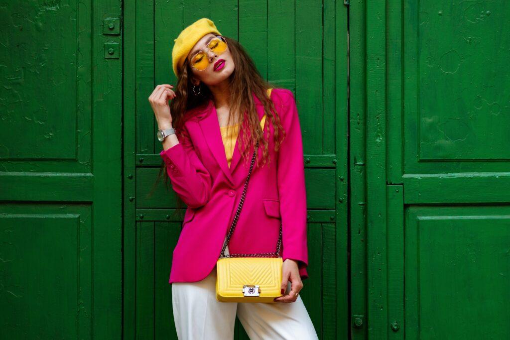 Stilvolle Streetstyle-Kombination mit Farben | Ballkleider Hamburg