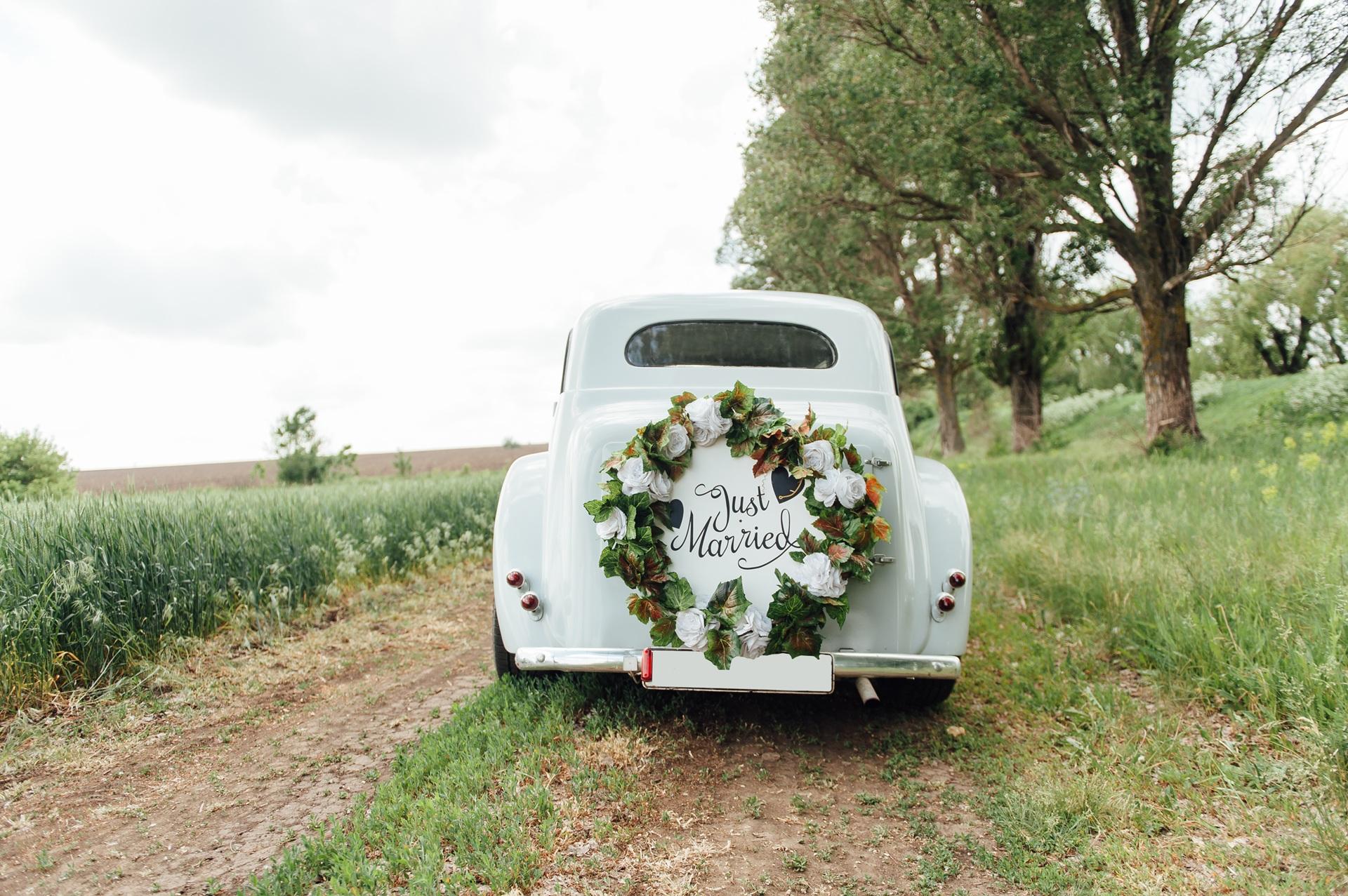 Hochzeitsauto mit Blumenschmuck | freie Trauung NRW