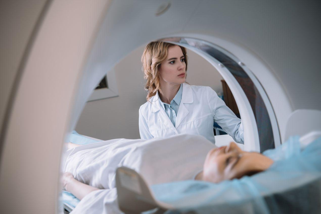 Aerzting begleitet Patientin in MRT-Geraet – Frankfurt Radiologie bietet moderne Technik für sichere Diagnose