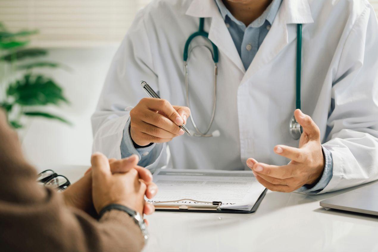 Arzt im Gespraech mit Patient – individuelle Beratung zu Vorsorgeuntersuchungen bei Frankfurt Radiologie