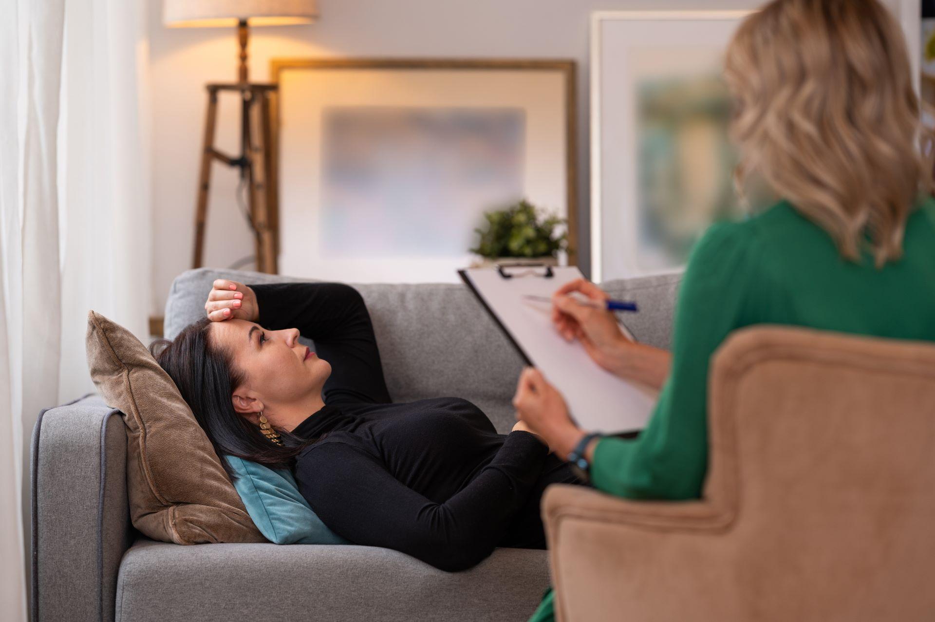 Coaching-Sitzung mit entspannter Frau auf Sofa