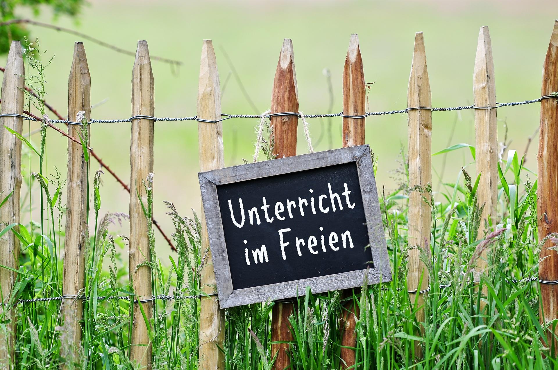 Schild mit Aufschrift Unterricht im Freien | Klassenfahrt Hamburg