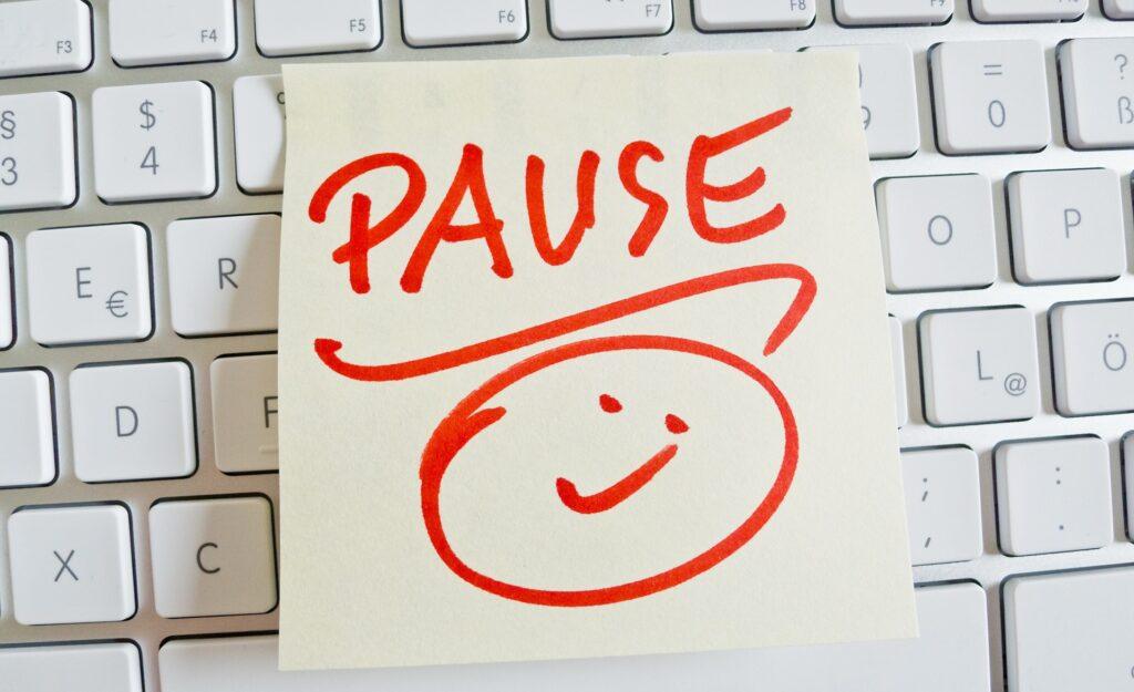 Post-it Pause auf Tastatur | Pflegehelfer Ausbildung