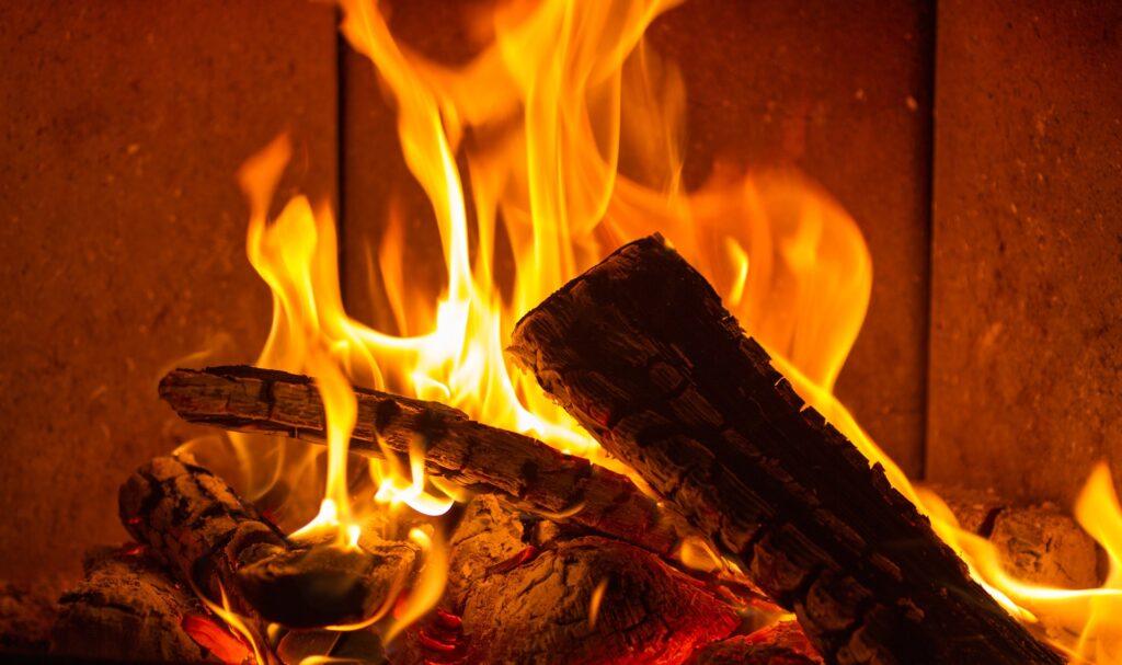 Brennende Holzscheite im Kamin mit intensiver Flamme | Heizölpreise Stuttgart