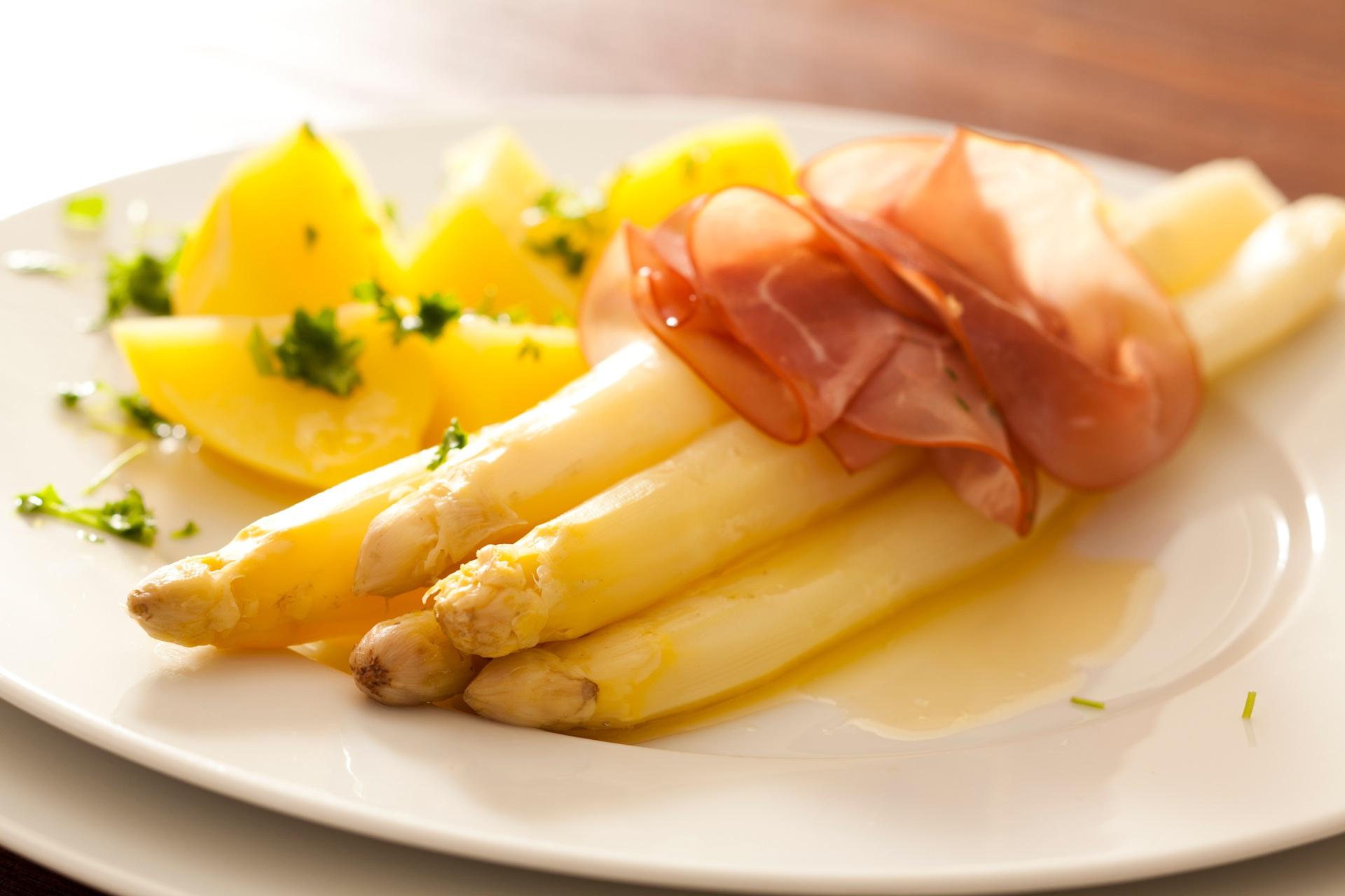 Frischer Spargel mit Schinken und Kartoffeln | Weingut Ziereisen