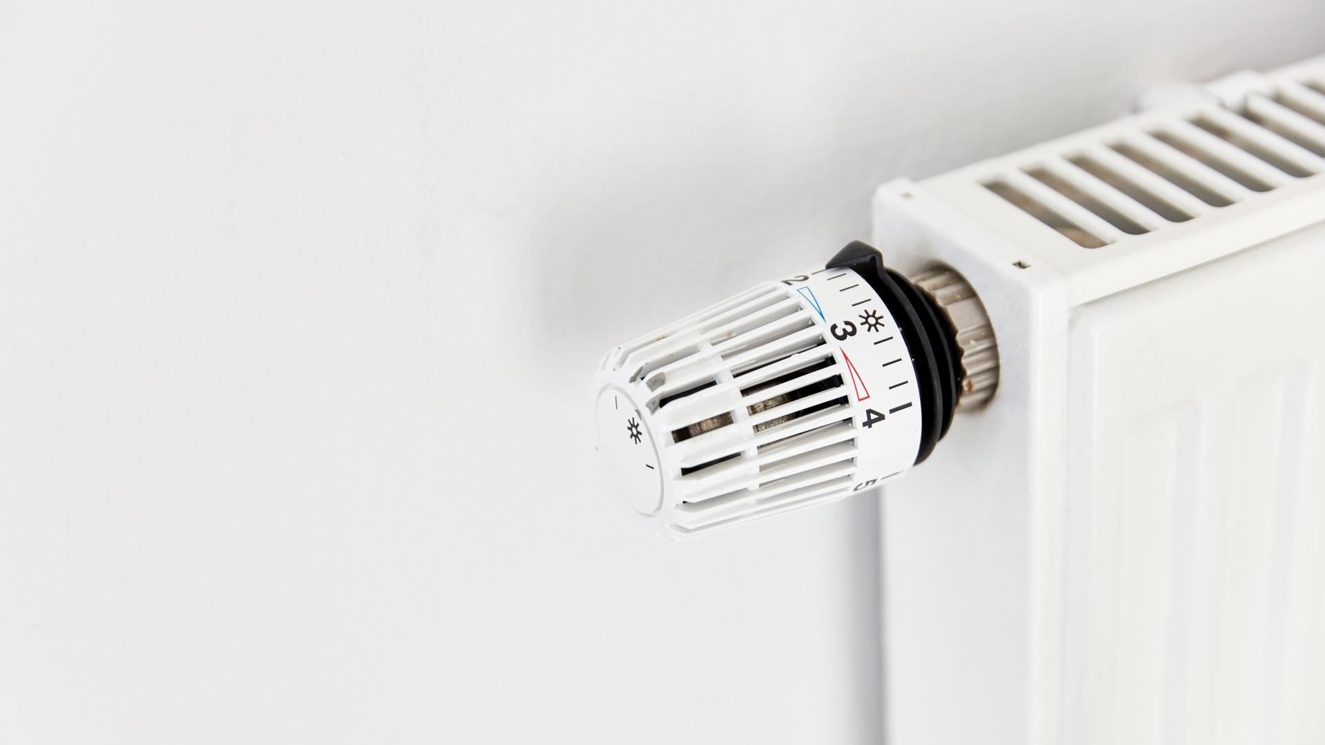 Weißes Thermostat an Heizkörper zeigt Temperatureinstellung | Heizölpreise Stuttgart