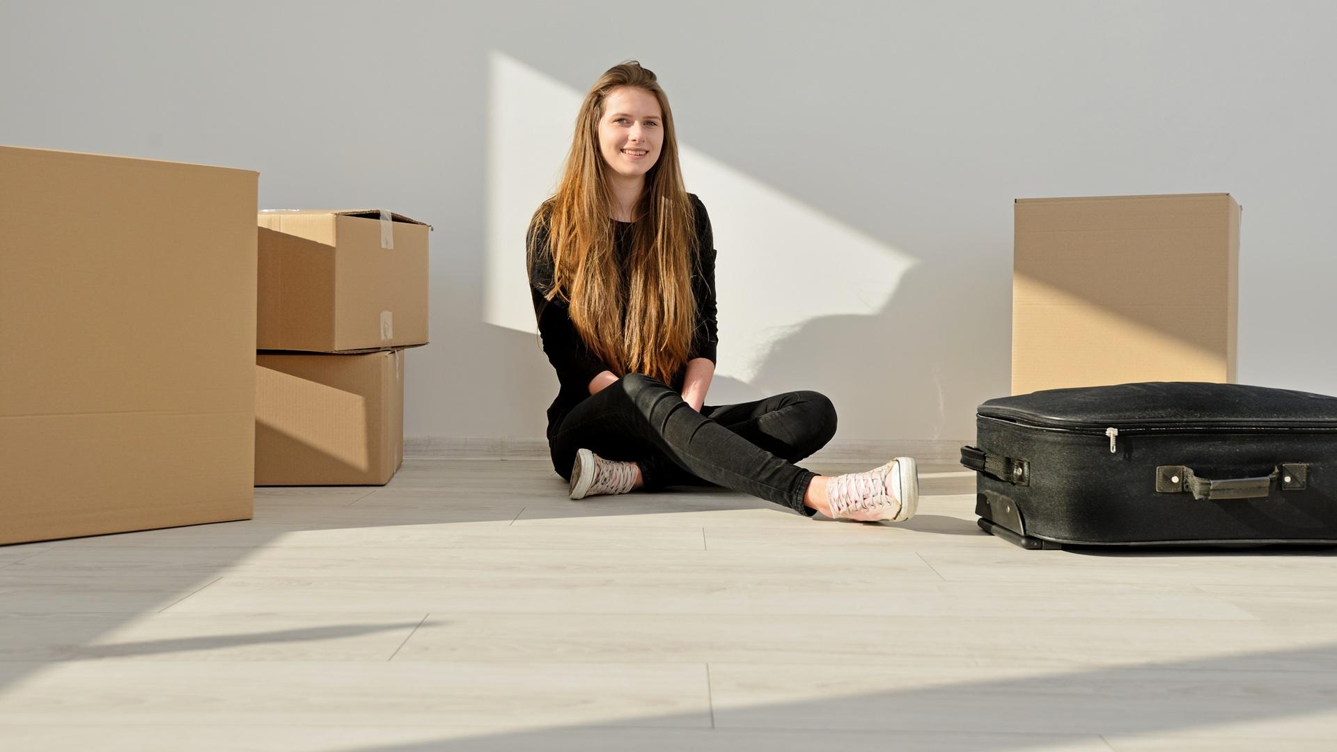 Glückliche Frau im neuen Zuhause | Umzugsunternehmen Beckum