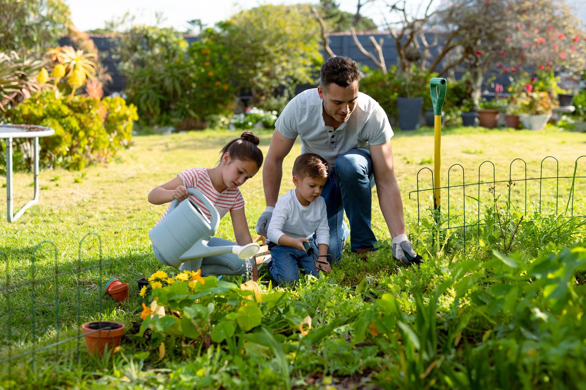 Vater und Kinder pflanzen Blumen | Sandfilteranlage