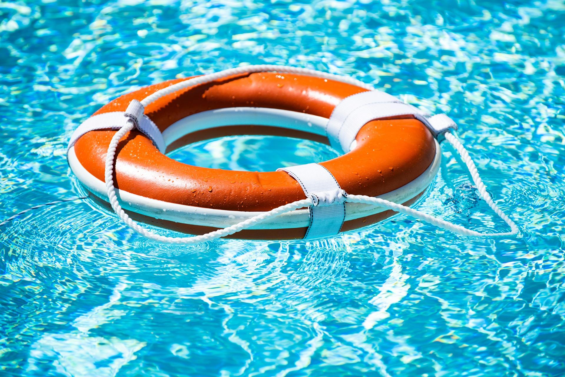 Rettungsring schwimmt im klaren Wasser | Sandfilteranlage